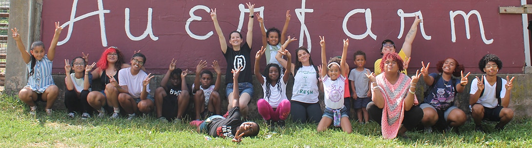 Auerfarm kids throwing peace signs